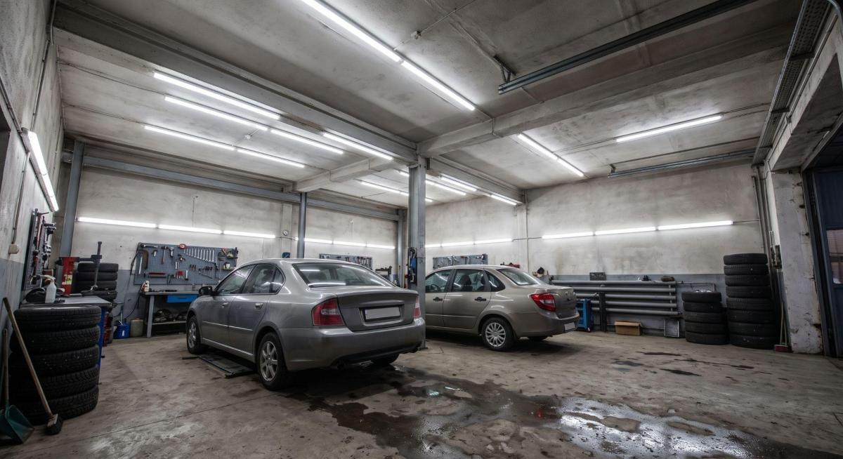 Лінійні LED-світильники освітлюють гараж з двома автомобілями на обслуговуванні